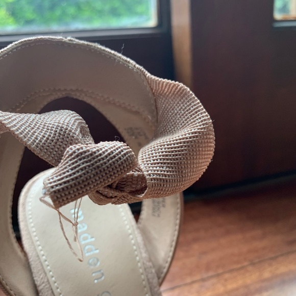MADDEN GIRL Women's 4" Strappy Heel Suede New. Worn Once. Size 8 - Picture 9 of 11